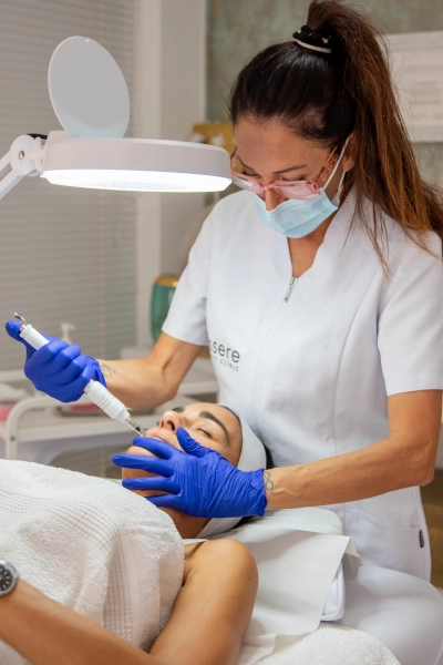 Claudia Oliva realizando un tratamiento facial en cabina